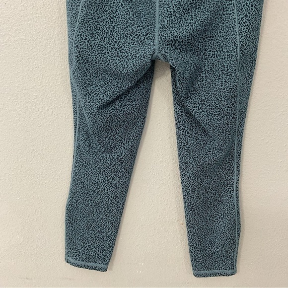Athleta Stash Pocket II Textured Tight Blue Black Pebble size Medium B66 - Picture 6 of 11